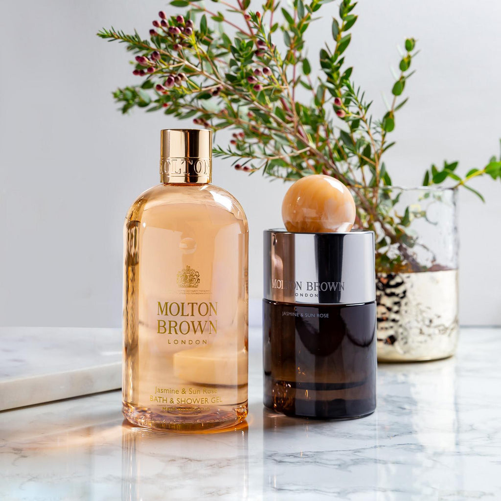 Hier können Sie Molton Brown Jasmine & Sun Rose Duschbad kaufen - MoniQue Cosmetique Shop