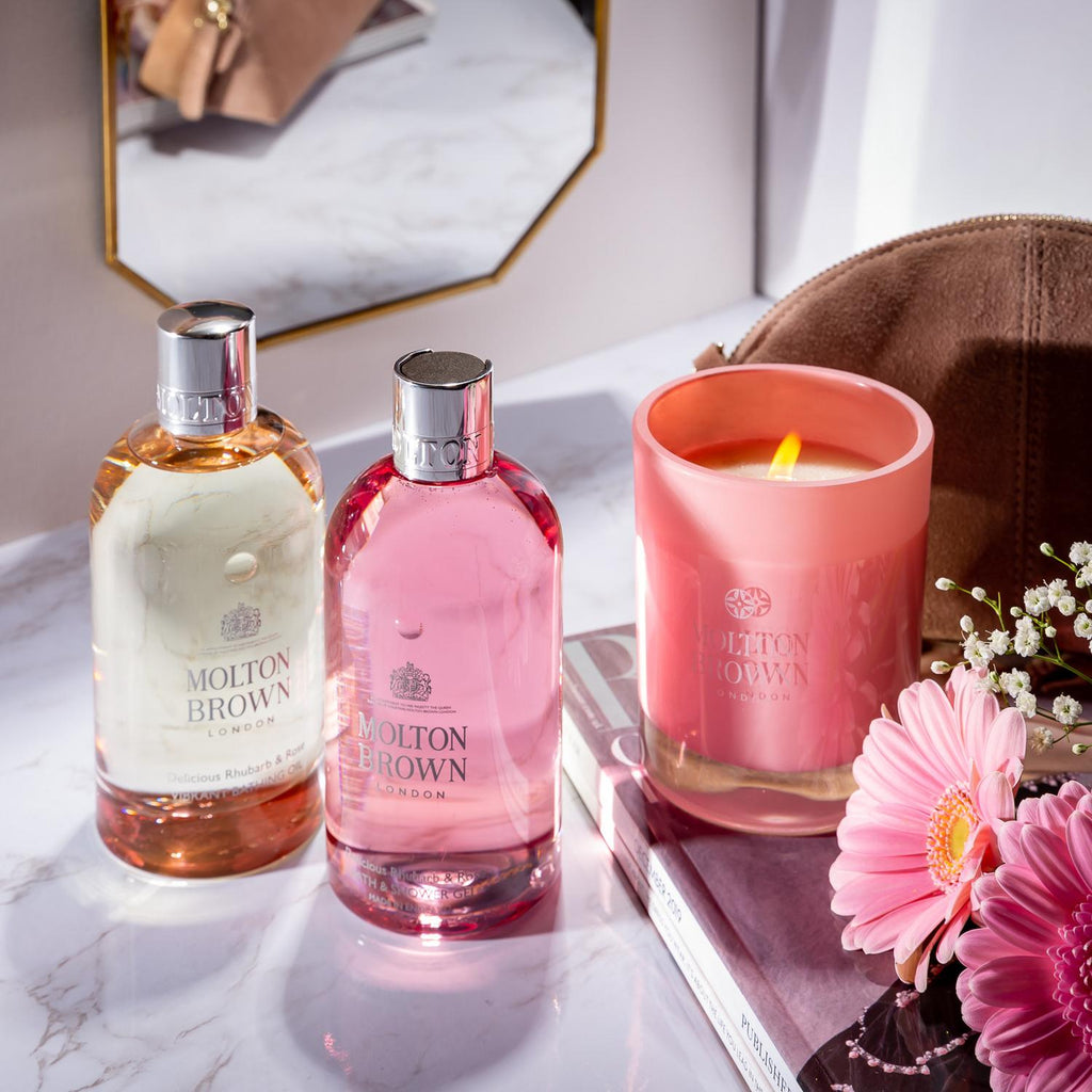 Hier können Sie Molton Brown Delicious Rhubarb & Rose Vibrant Bathing Oil kaufen - MoniQue Cosmetique Shop